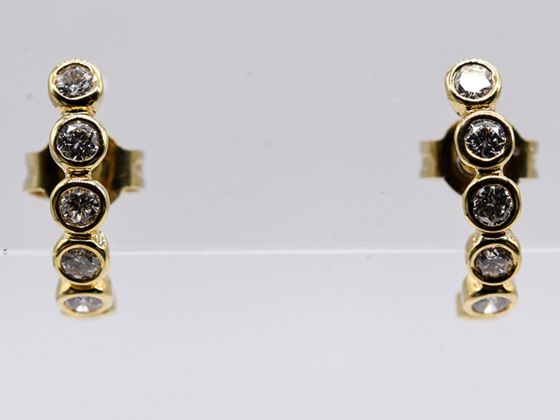 Paar Ohrringe mit zus. 12 Brillanten, zus. ca. 0,60ct, 90- er Jahre. 585/- Gelbgold. Gesamtgewicht - Bild 2 aus 3