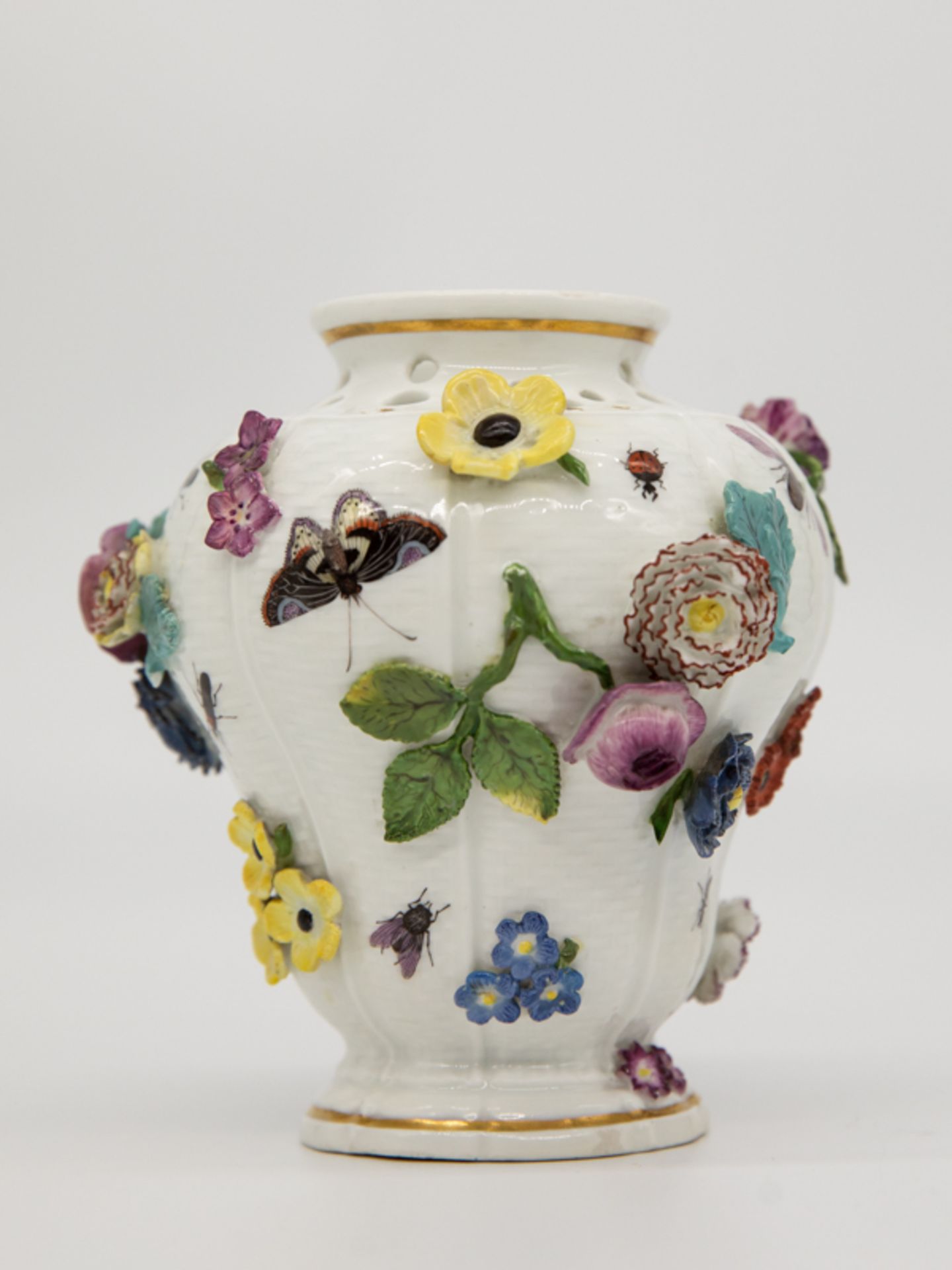 Kleine Potpourri-Vase mit Blüten und Insekten, Meissen, um 1740. Weißporzellan mit naturalistisch - Image 2 of 8