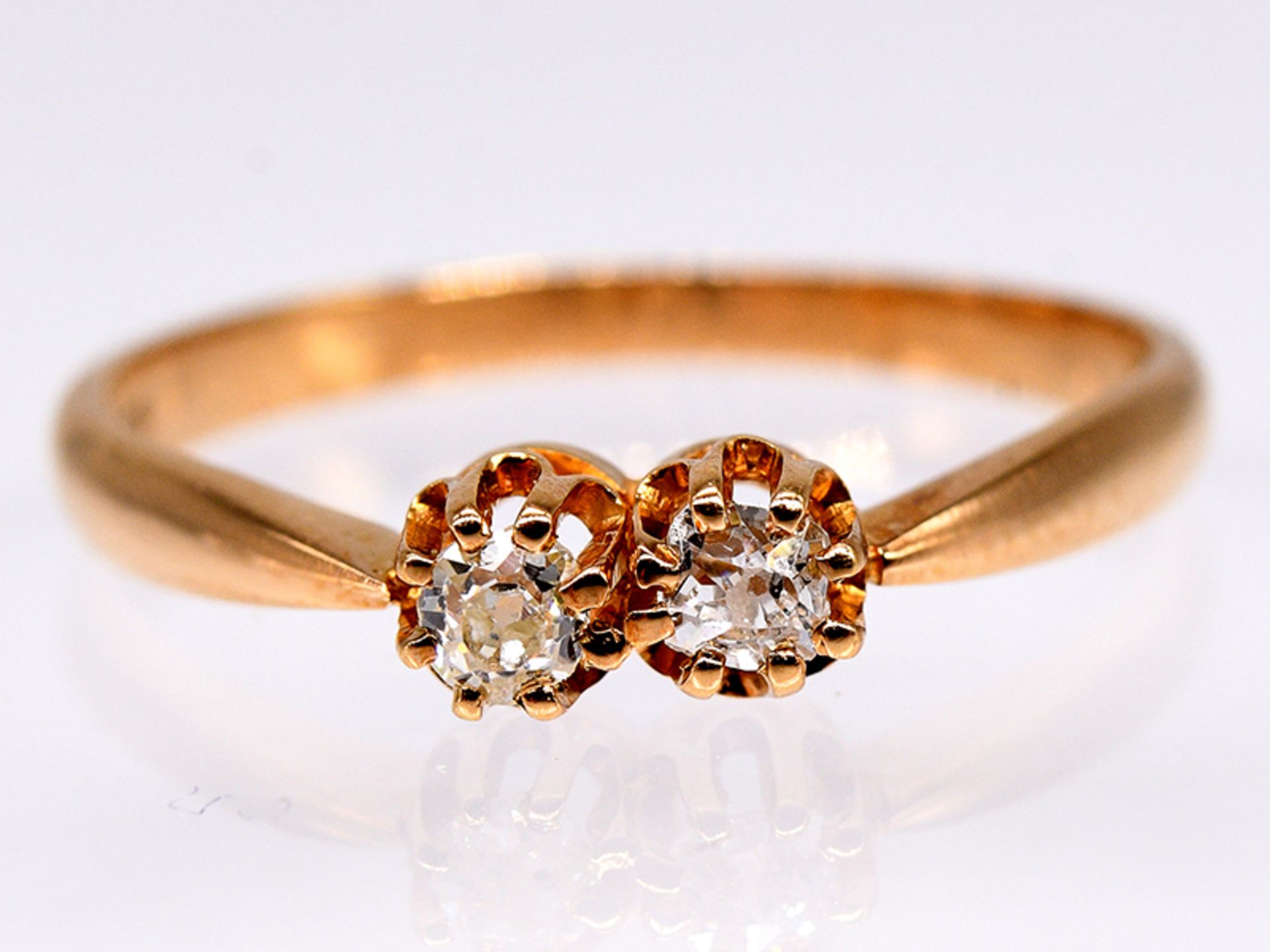 Ring mit 2 kleinen Altschliff-Diamanten, zus. ca. 0,16 ct, um 1900. 585/- Roségold. Gesamtgeicht ca. - Bild 2 aus 6