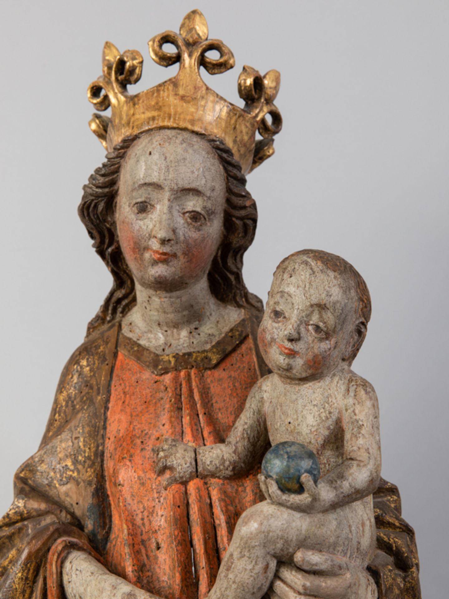 Spätgotische Schnitzfigurenplastik "Madonna mit Kind", wohl Österreich oder Böhmen (?), um 1430/ - Image 6 of 7