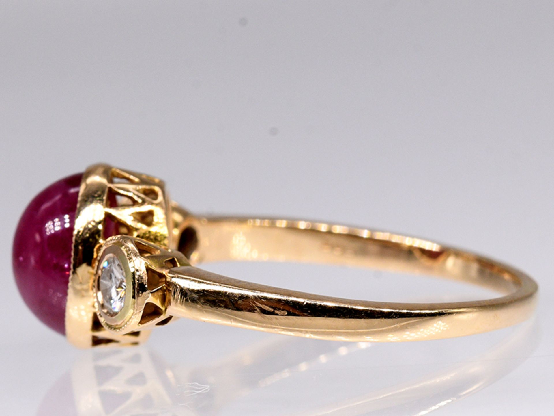 Ring mit Rubin-Cabochon und 2 Brillanten, zus. ca. 0,15 ct, 80- er Jahre. 585/- Gelbgold. - Image 3 of 4