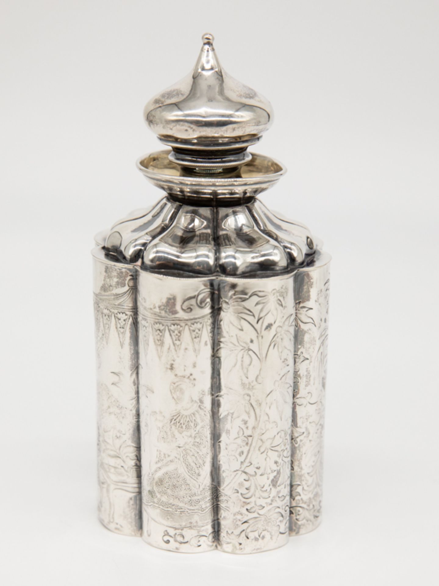 Biedermeier-Teedose mit chinoisem Dekor, Deutschland, um 1860/70. 750/-Silber, ca. 138 g;