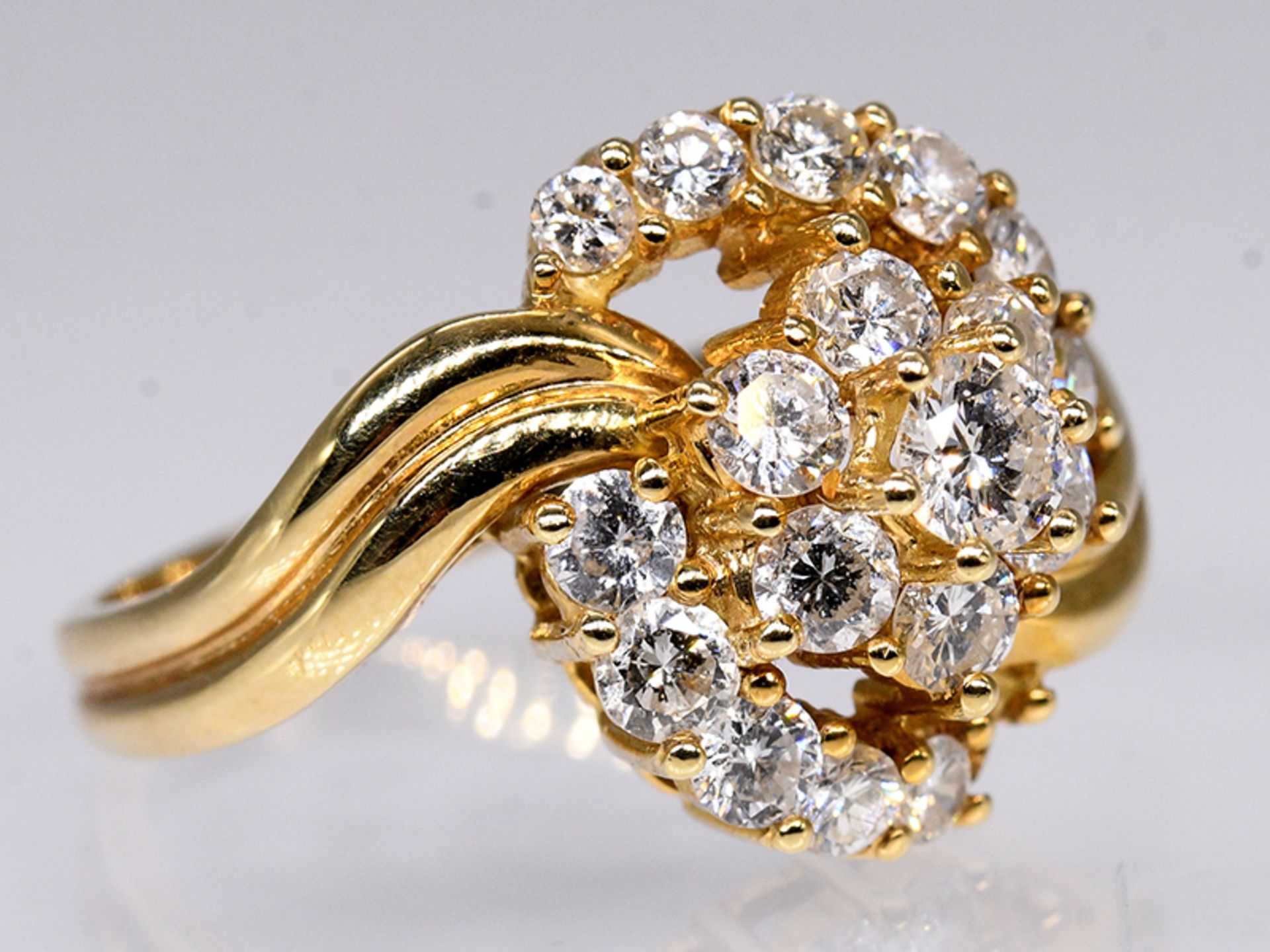 Ring mit 18 Brillanten, zus. ca. 1ct, 80- er Jahre. 585/- Gelbgold. Gesamtgewicht ca. 5,1 g.