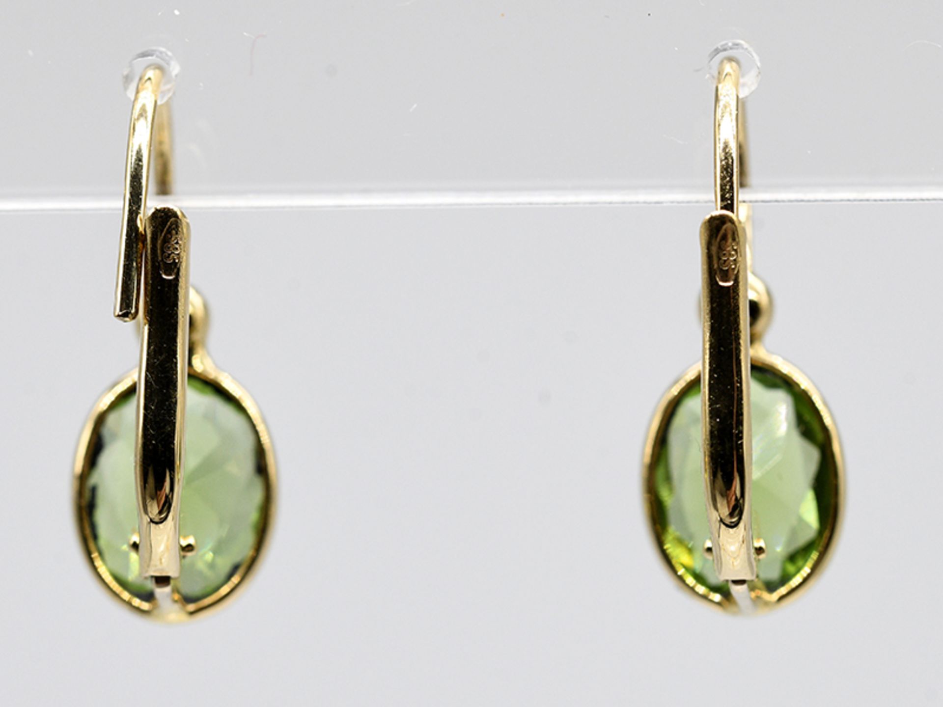 Paar Ohrringe mit Olivin Peridot. 21. Jh. 585/- Gelbgold. Gesamtgewicht ca. 2,4 g. Hochoval - Bild 3 aus 3