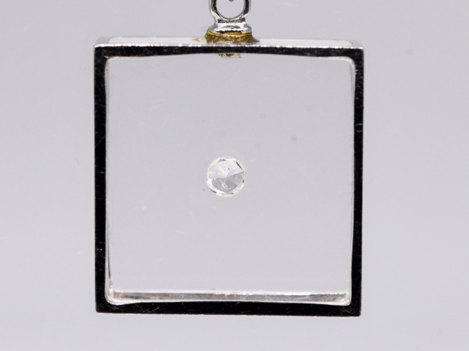 Anhänger aus Acryl mit Brillant ca. 0,05 ct und Collierkette, 20. Jh. 585/- weißgoldene Einrahmung - Bild 5 aus 5