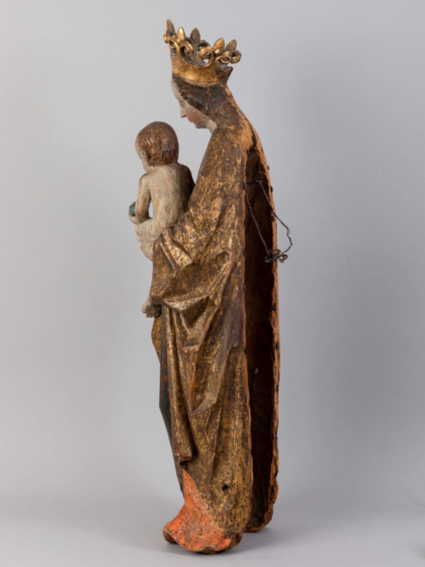 Spätgotische Schnitzfigurenplastik "Madonna mit Kind", wohl Österreich oder Böhmen (?), um 1430/ - Image 5 of 7