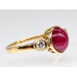 Ring mit Rubin-Cabochon und 2 Brillanten, zus. ca. 0,15 ct, 80- er Jahre. 585/- Gelbgold.