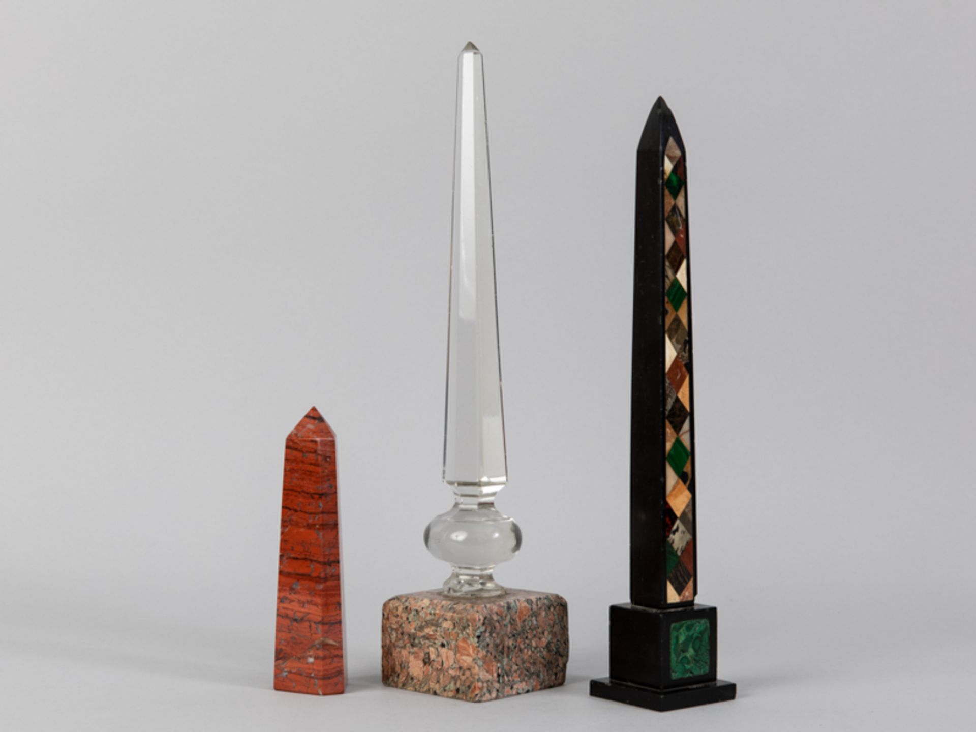 3 verschiedene Obelisk-Plastiken, 19./20. Jh. Verschiedenfarbiges geschliffenes Gestein (Marmor, - Image 2 of 3