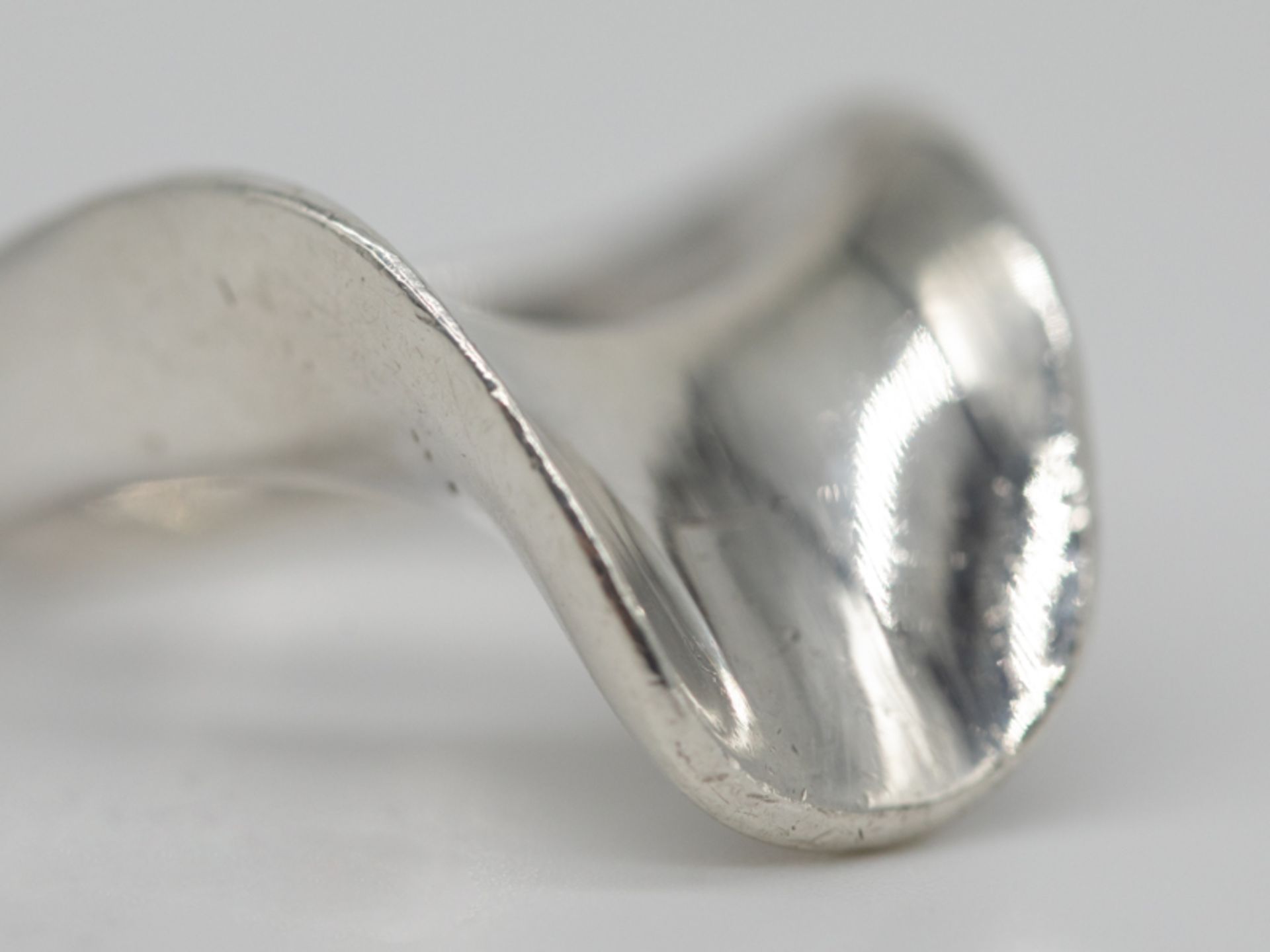 Ring in modernem Design, Alain Duclos, Frankreich, 1970er Jahre. 950/-Silber, ca. 10g; massiv - Bild 5 aus 6