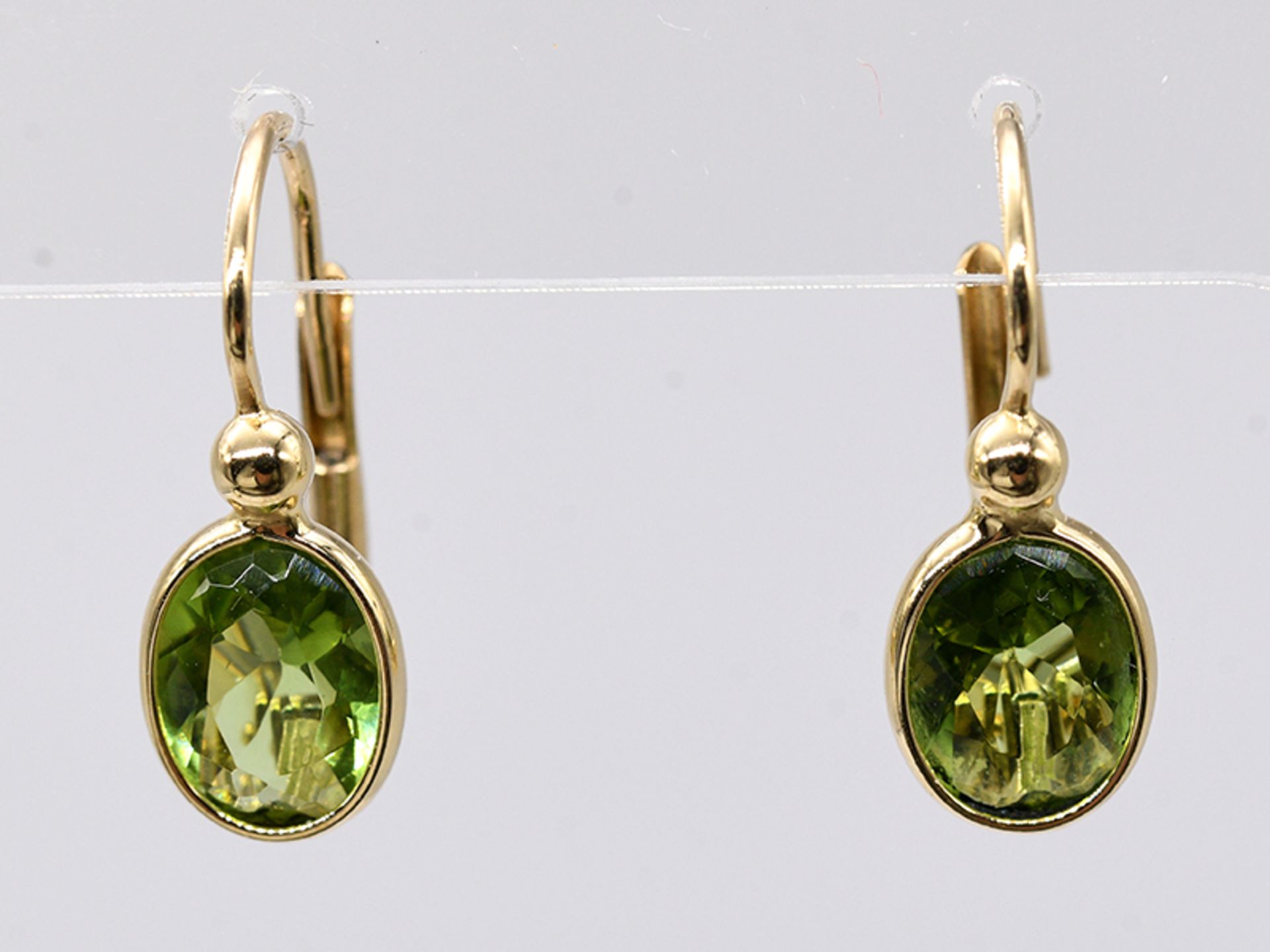 Paar Ohrringe mit Olivin Peridot. 21. Jh. 585/- Gelbgold. Gesamtgewicht ca. 2,4 g. Hochoval - Bild 2 aus 3