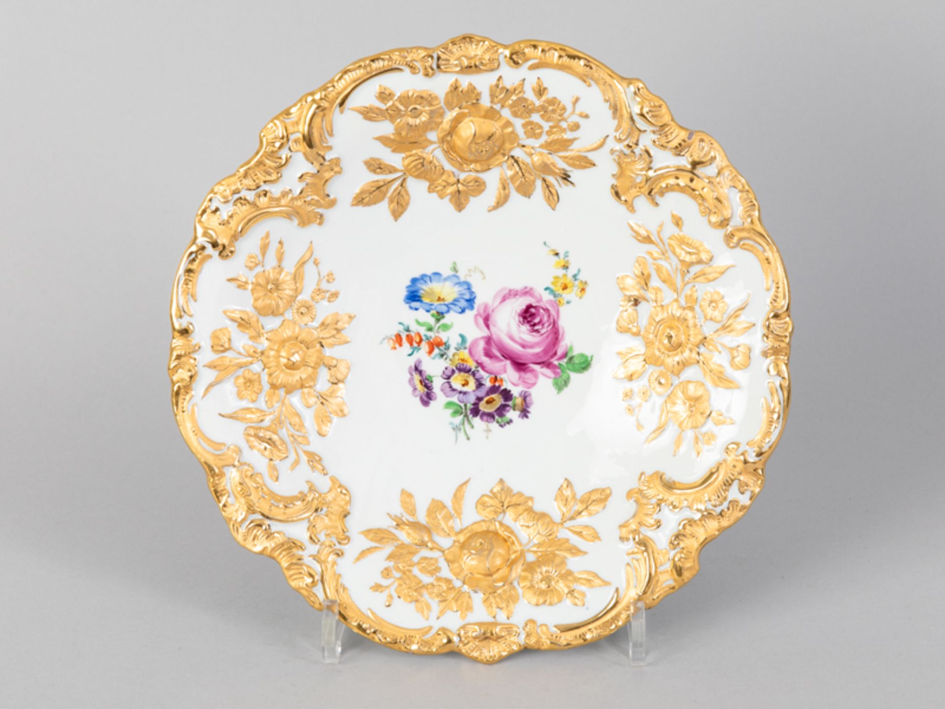 Prunkschale mit Blumenbouquetmalerei, Meissen, 1924 - 1934. Weißporzellan mit polychromer