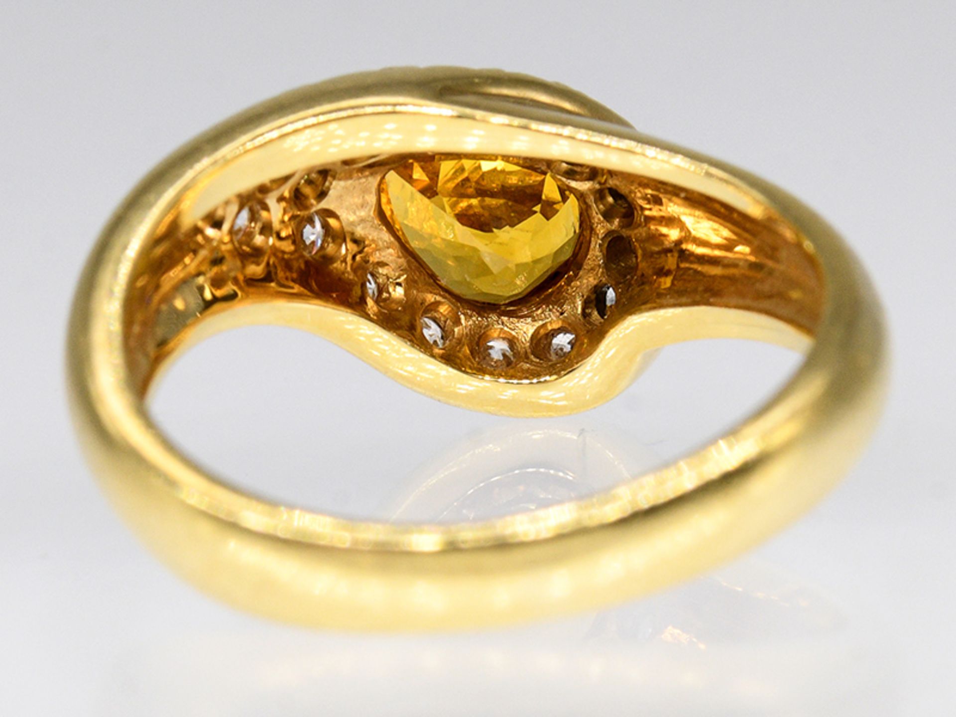 Ring mit gelbem Saphir und 16 Brillanten zus. 0,36 ct, 90- er Jahre. 750/- Gelbgold. Gesamtgewicht - Bild 4 aus 4