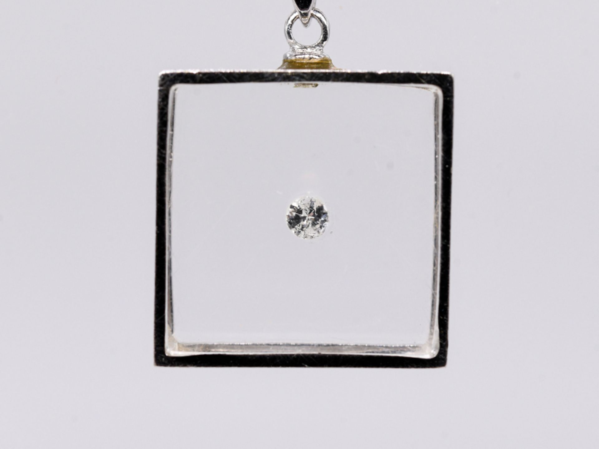 Anhänger aus Acryl mit Brillant ca. 0,05 ct und Collierkette, 20. Jh. 585/- weißgoldene Einrahmung - Image 2 of 5