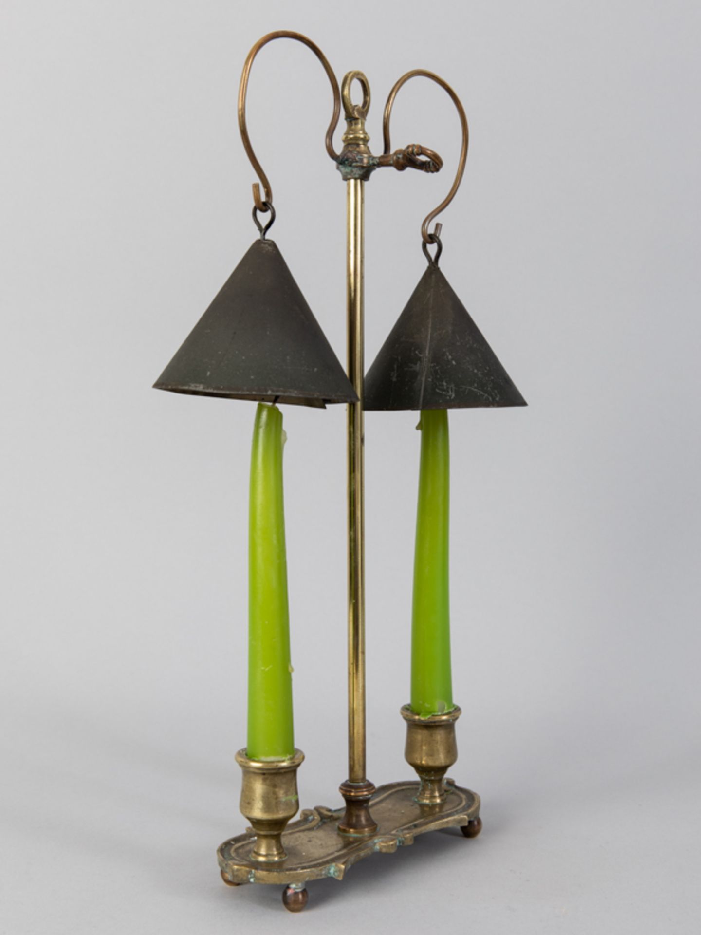 2-flammiger Bouillotte-Kerzenleuchter, wohl Frankreich, 2. Hälfte 19. Jh. Messing; auf länglichem - Image 4 of 5