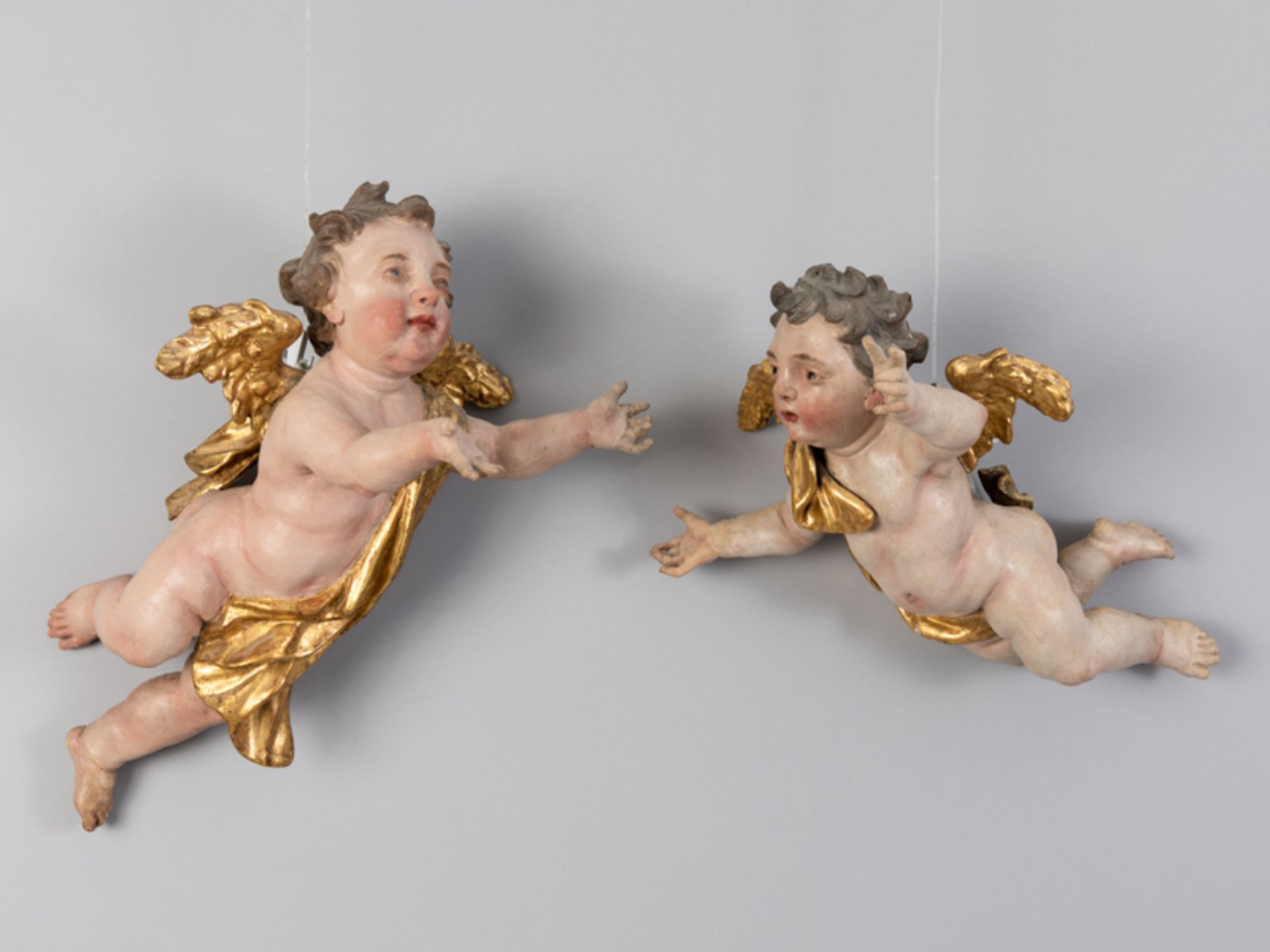 Rokoko-Schnitzfiguren eines Paares schwebender Putti, süddeutsch oder Österreich, Mitte 18. Jh.