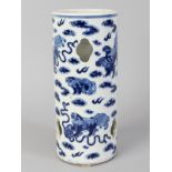 Zylindergefäß mit Fo-Hund-Dekor, China, wohl Anfang 20. Jh. Porzellan mit unter Glasur blauer