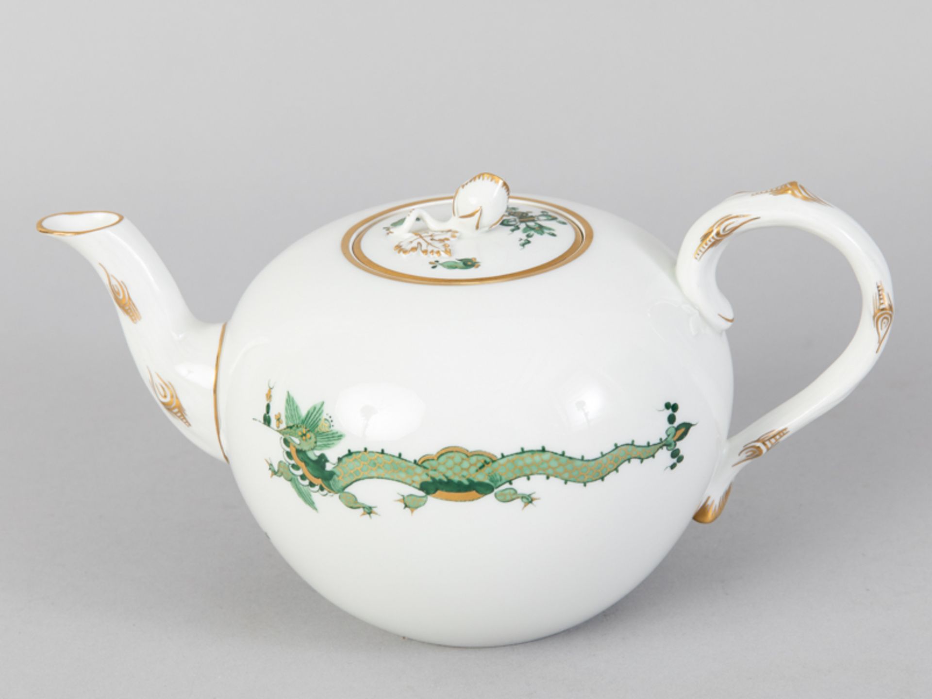 Teekanne "Grüner Drache", Meissen, 20. Jh. Weissporzellan mit goldschattierter Drachenmalerei,