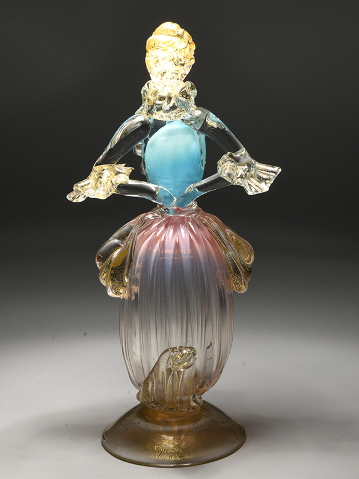 Glasfigur einer Dame im Rokokostil, wohl Barovier & Toso, Murano, 20. Jh. Farbloses Glas, in teils - Image 4 of 8