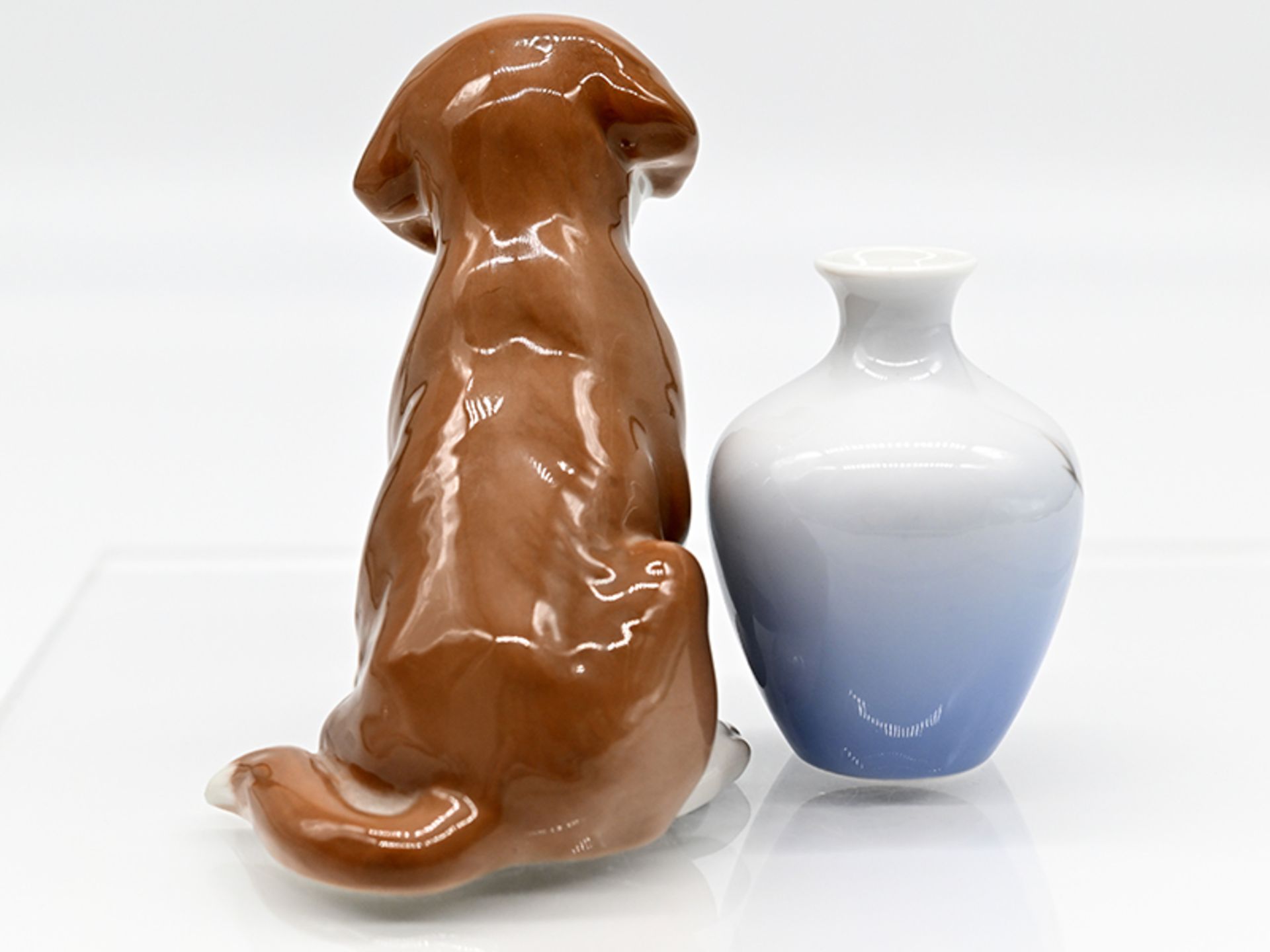 Porzellan-Hundefigur "Bernhardiner-Welpe" (Entwurf Niels Nielsen) + kleine Vase, Bing & Gröndahl/Roy - Bild 2 aus 5