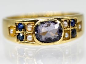 Ring mit blauen Farbsteinen und kleinen Keshi-Halbperlen, um 1900.