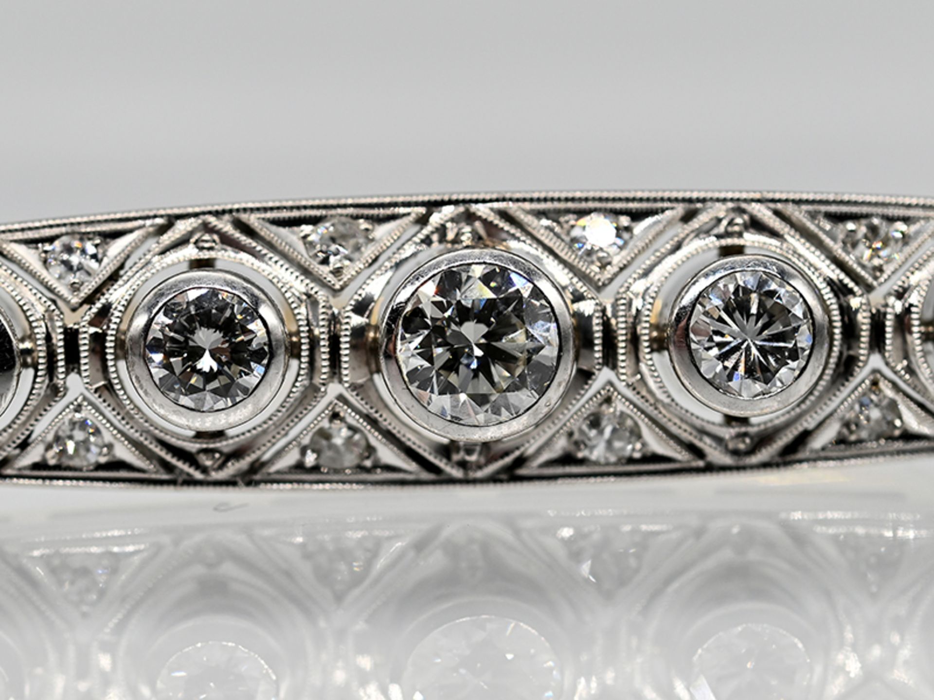 Art Deco-Stabnadel mit 5 Brillanten, zus. ca. 1,21 ct und 16 kleine Diamanten, zus. ca. 0,18 ct, um 