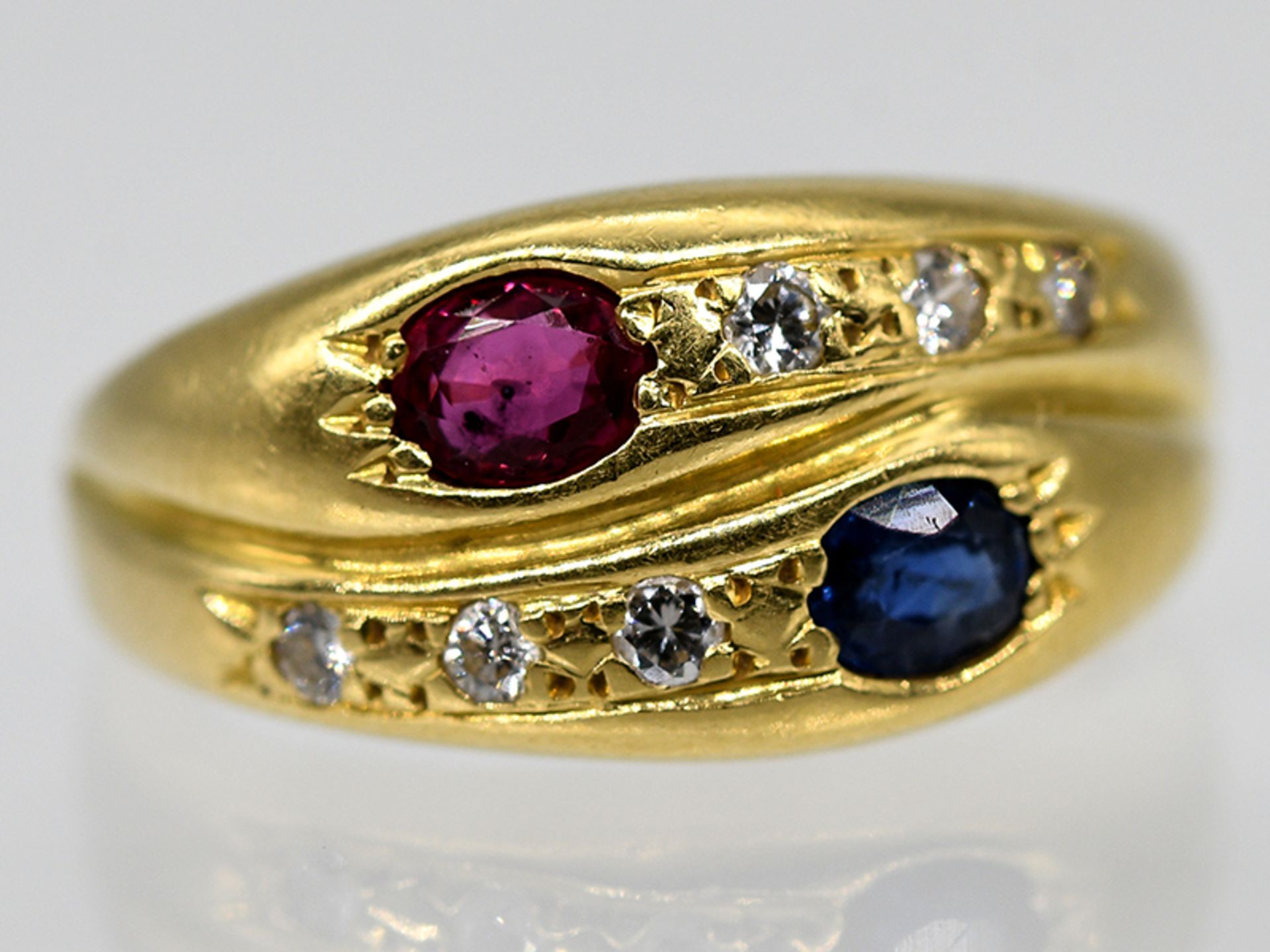 Bandring mit Saphir, Rubin und 6 kleinen Diamanten, zus. ca. 0,06 ct, 90-er Jahre.