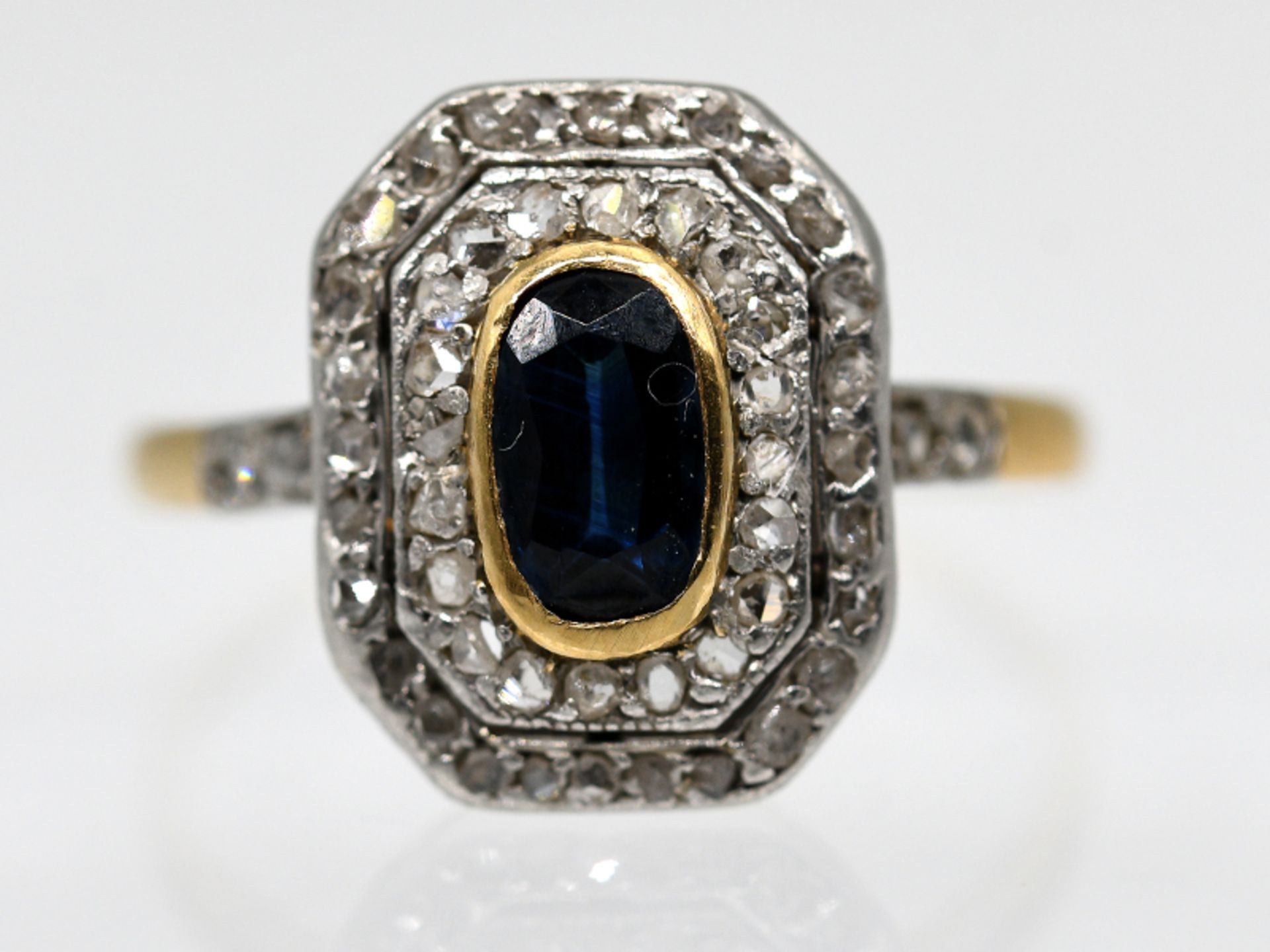 Ring mit Saphir ca. 0,60 ct und ca. 50 kleine Diamantrosen zus. ca. 0,30 ct, um 1900.