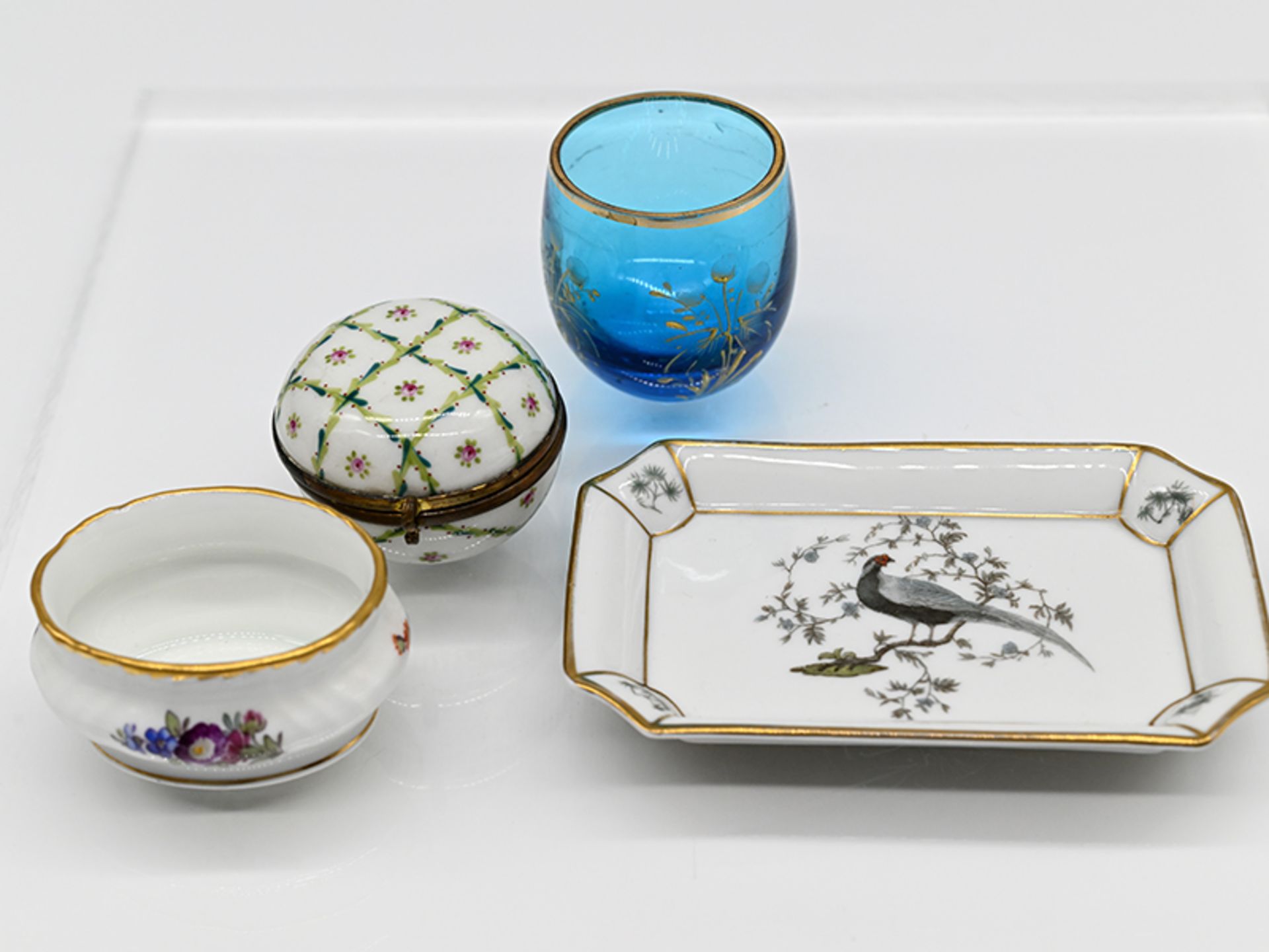 3-tlg. Miniatur-Porzellan-Konvolut mit kleiner Glasvase, u.a. Royal Copenhagen u. Rosenthal, um 1900