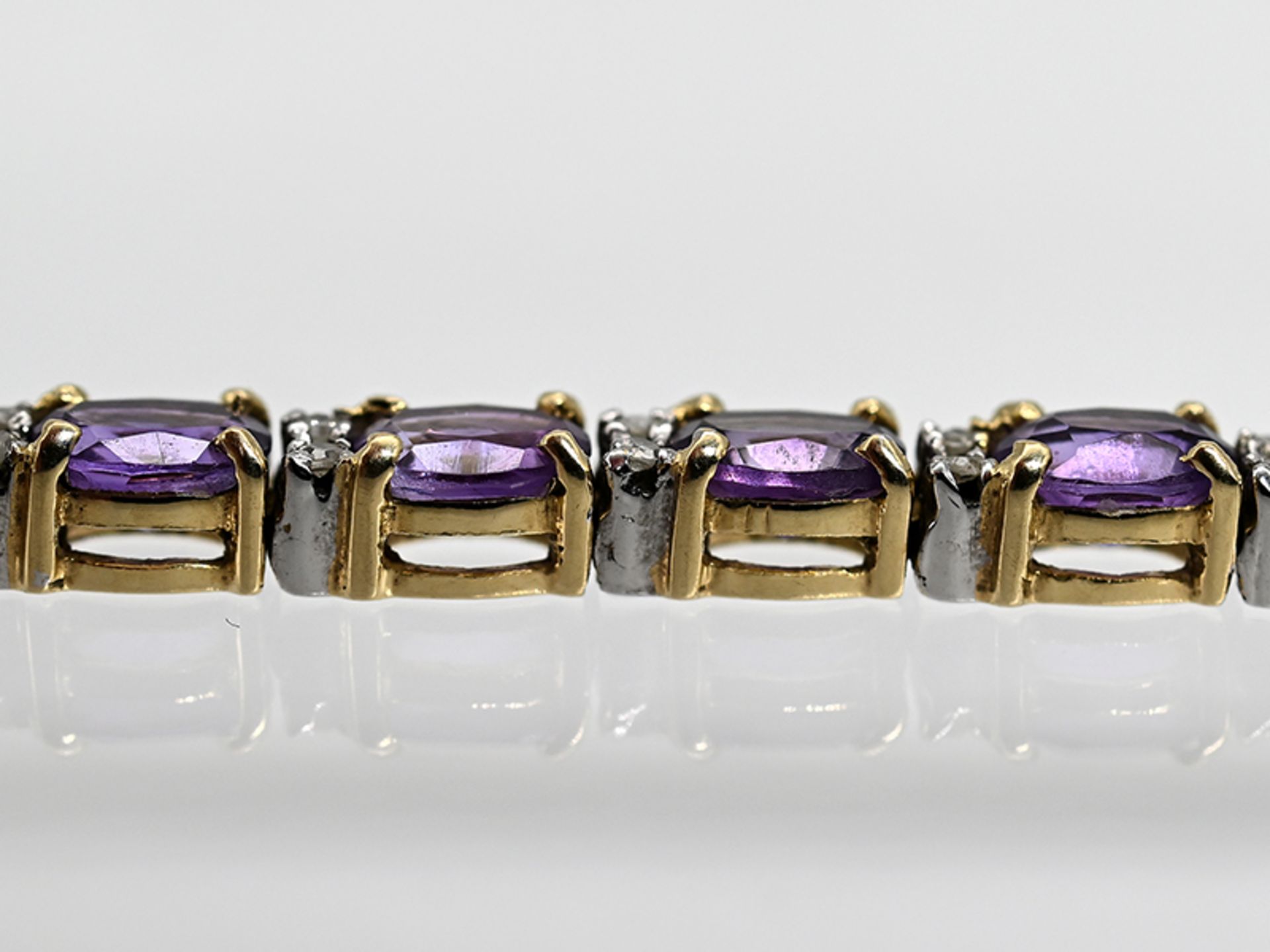 Streifenarmband mit 26 Amethysten und 52 kleinen Achtkant-Diamanten, 80- er Jahre. - Bild 3 aus 3