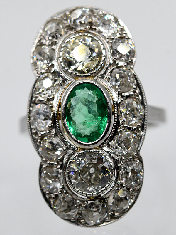 Prunkvoller Ring mit Smaragd, wohl Kolumbien und 18 Altschliff-Diamanten, zus. ca. 3,16 ct, Art Deco