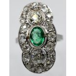 Prunkvoller Ring mit Smaragd, wohl Kolumbien und 18 Altschliff-Diamanten, zus. ca. 3,16 ct, Art Deco