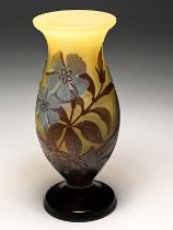 Kleine Art-nouveau-Vase "Pervenches", Emile Gallé-Werkstatt, Nancy, 1906 - 1914.