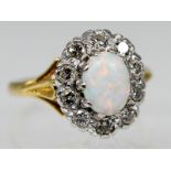 Ring mit Opal-Cabochon ca. 0,8 ct und 10 Altschliff-Diamanten, zus.ca. 0,70 ct, England, um 1900.