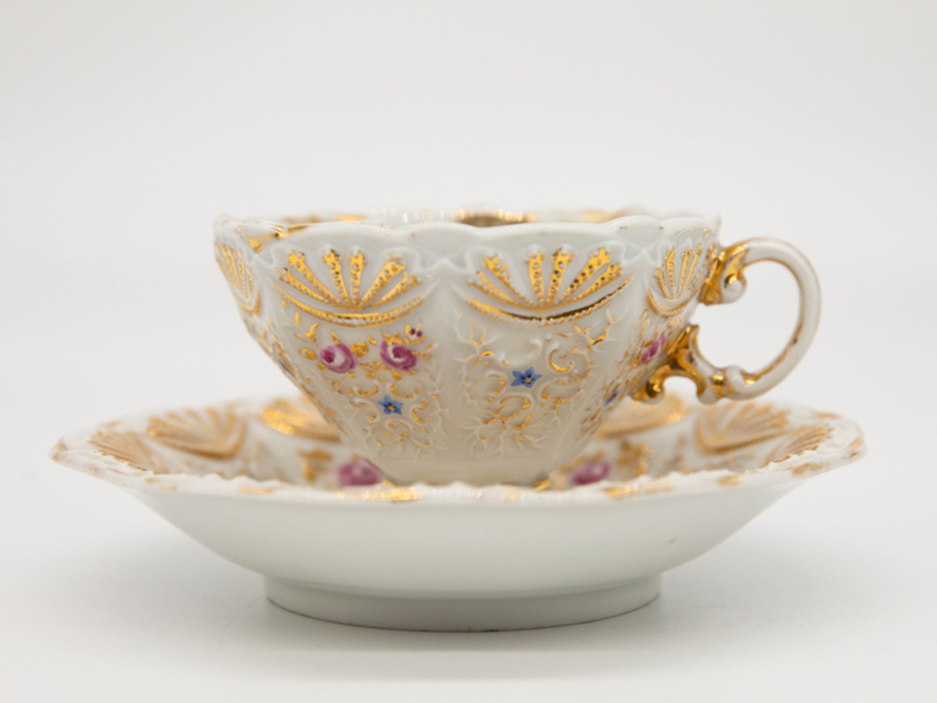 Biedermeier-Tasse in Pressglasmanier, Meissen, um 1840. - Bild 5 aus 5