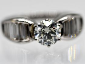 Ring mit Brillant ca. 0,95 ct und 12 Diamanten, zus. ca. 0,8 ct, 21. Jh.