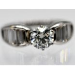 Ring mit Brillant ca. 0,95 ct und 12 Diamanten, zus. ca. 0,8 ct, 21. Jh.