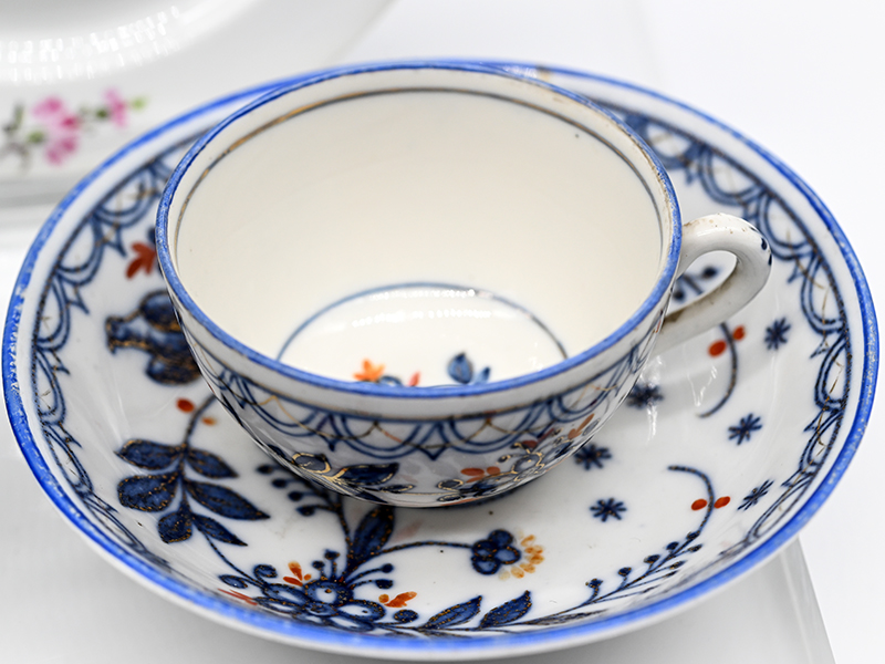 4-tlg. Porzellankonvolut: Paar Rosen-Teller, 1 Biedermeiertasse + Tasse mit Blaudekor, 19. Jh. - Image 5 of 11