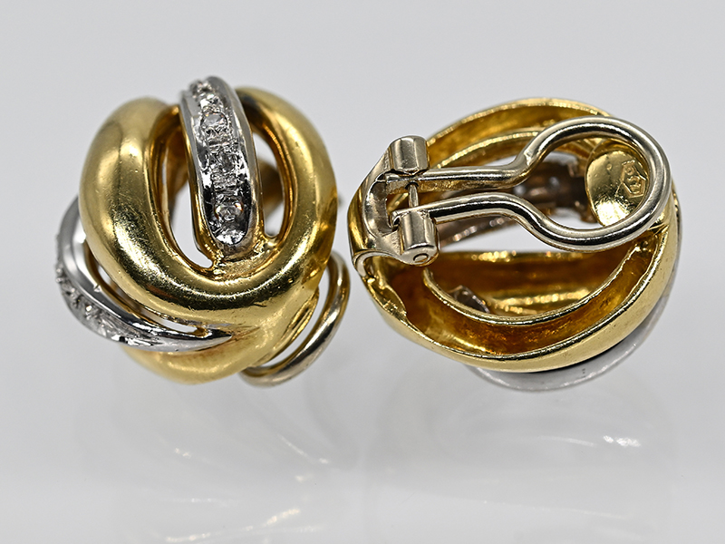 Paar Ohrclips mit 20 kleinen Achtkant-Diamanten, zus. ca. 0,10 ct, 80- er Jahre. - Image 2 of 2