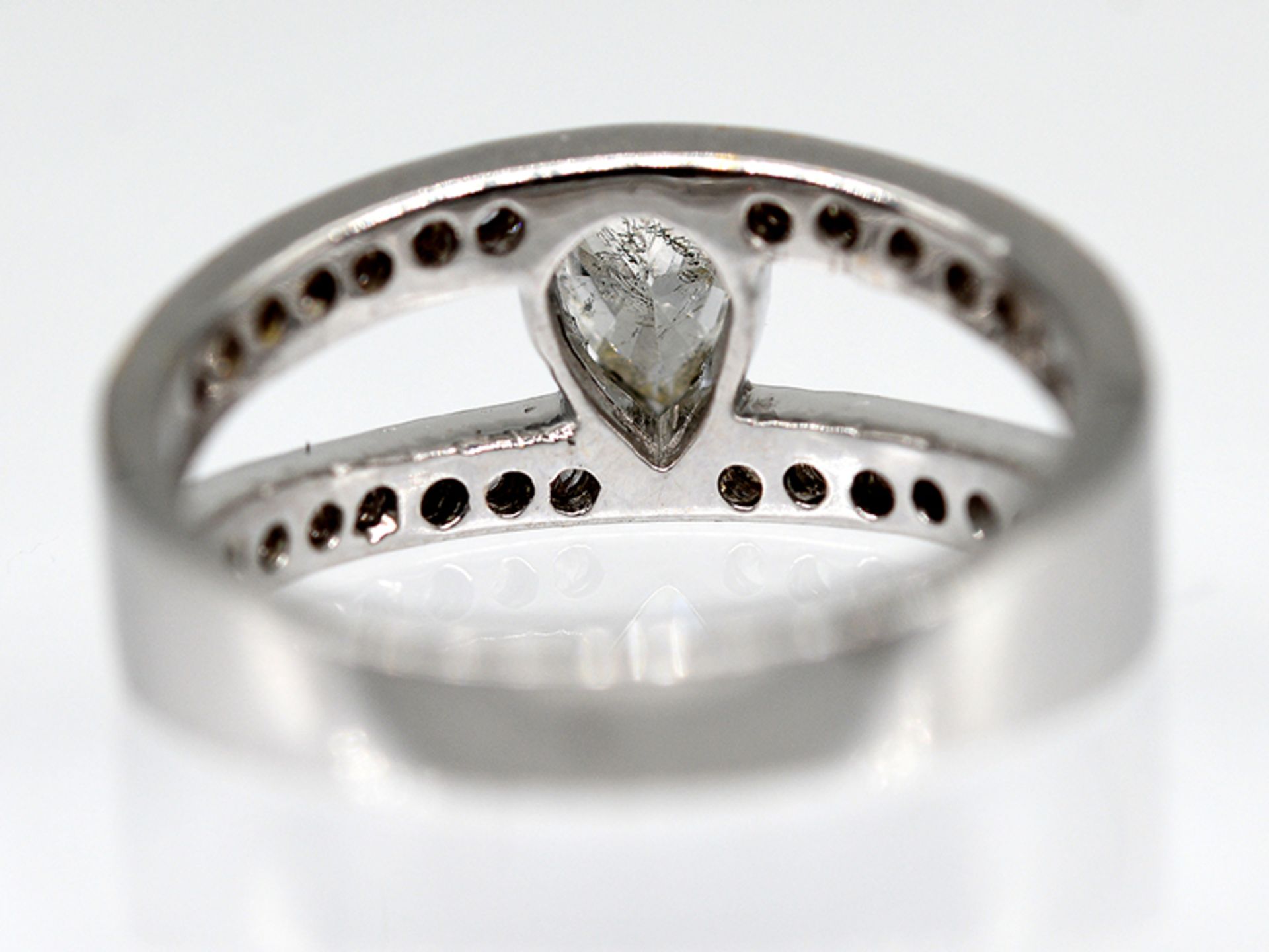 Ring mit Diamant 0,50 ct und Brillanten 0,38 ct, 21. Jh. - Bild 5 aus 5