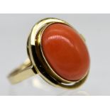 Ring mit Korallen-Cabochon, 90- er Jahre.