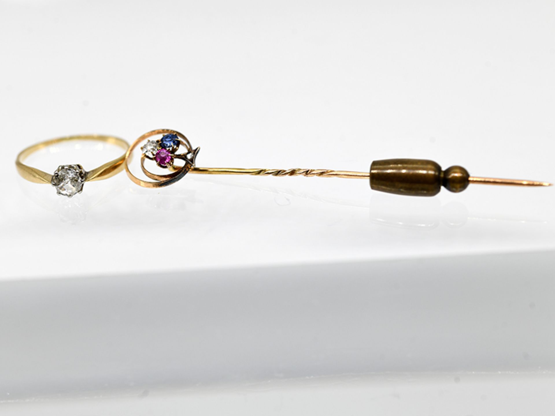 Krawattennadel mit Farbsteinen und Diamanten und Ring mit Altschliff-Diamant ca. 0,2 ct, beides um 1 - Bild 2 aus 2