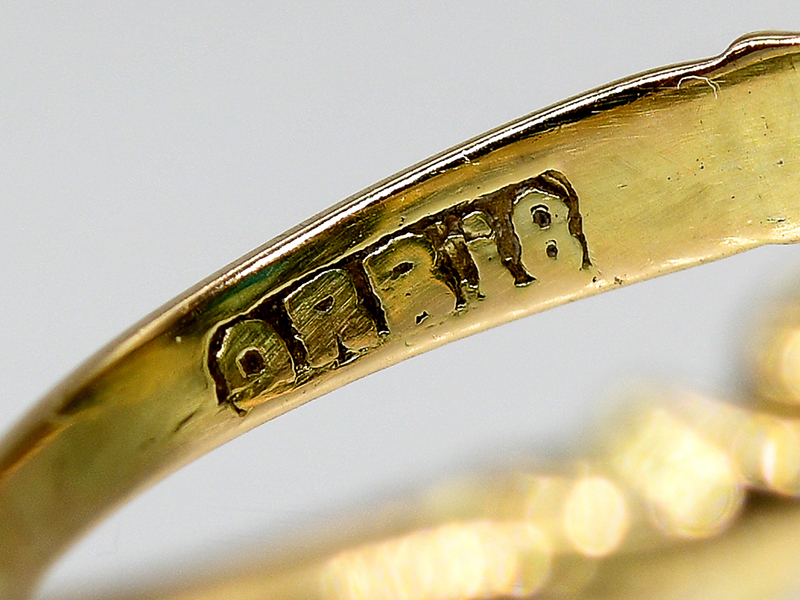 Ring mit Türkis-Cabochon und 12 Diamanten, zus. ca. 0,16 ct, England, um 1900. - Image 4 of 5
