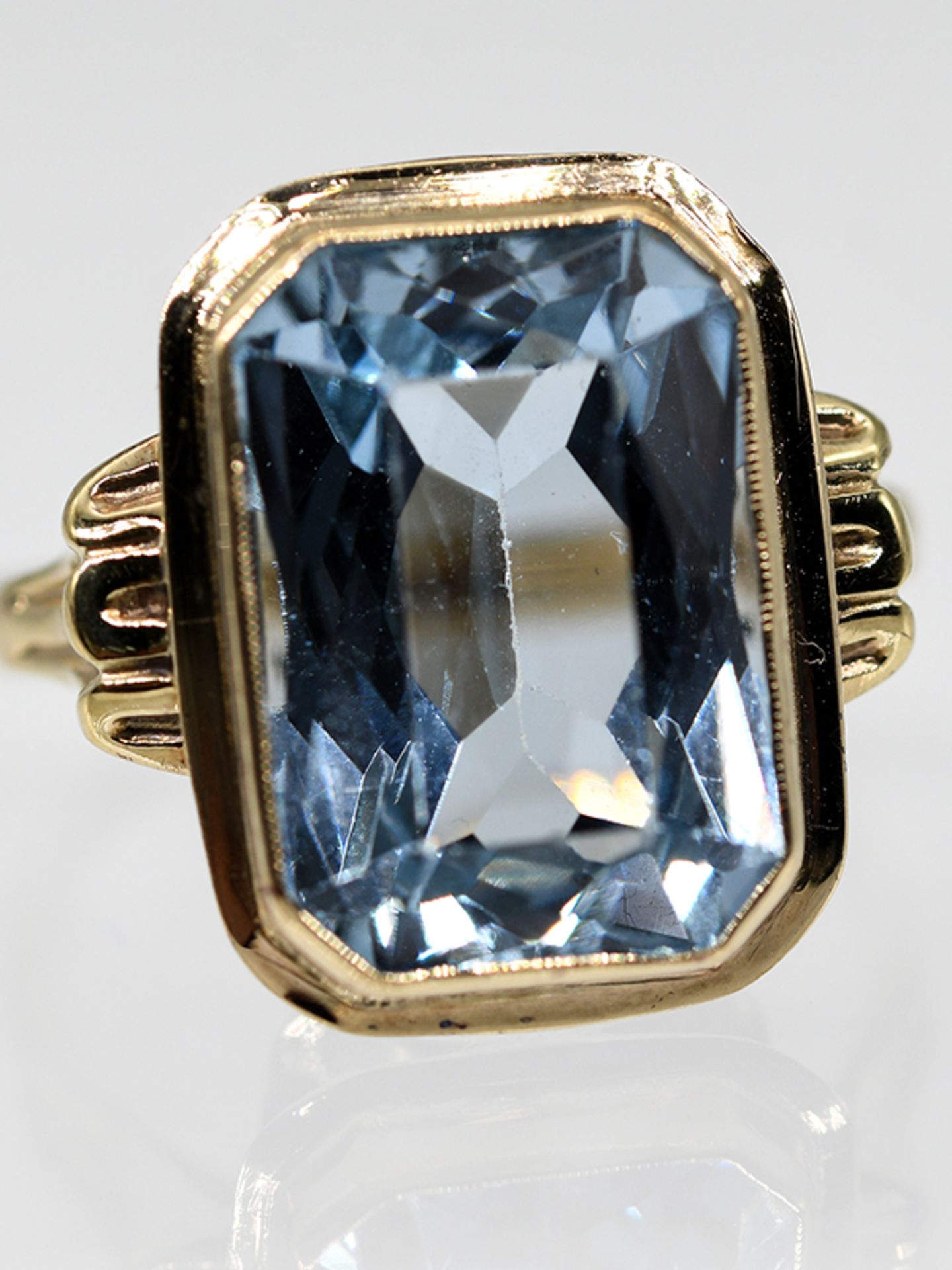 Ring mit hellblauem Farbstein, 70- er Jahre.