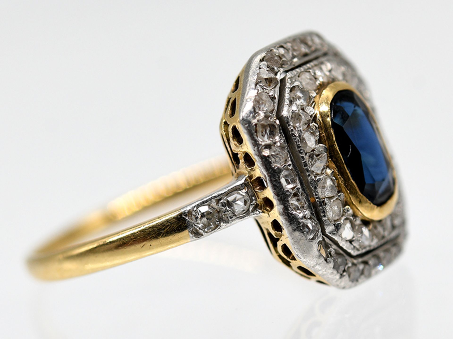 Ring mit Saphir ca. 0,60 ct und ca. 50 kleine Diamantrosen zus. ca. 0,30 ct, um 1900. - Bild 2 aus 2