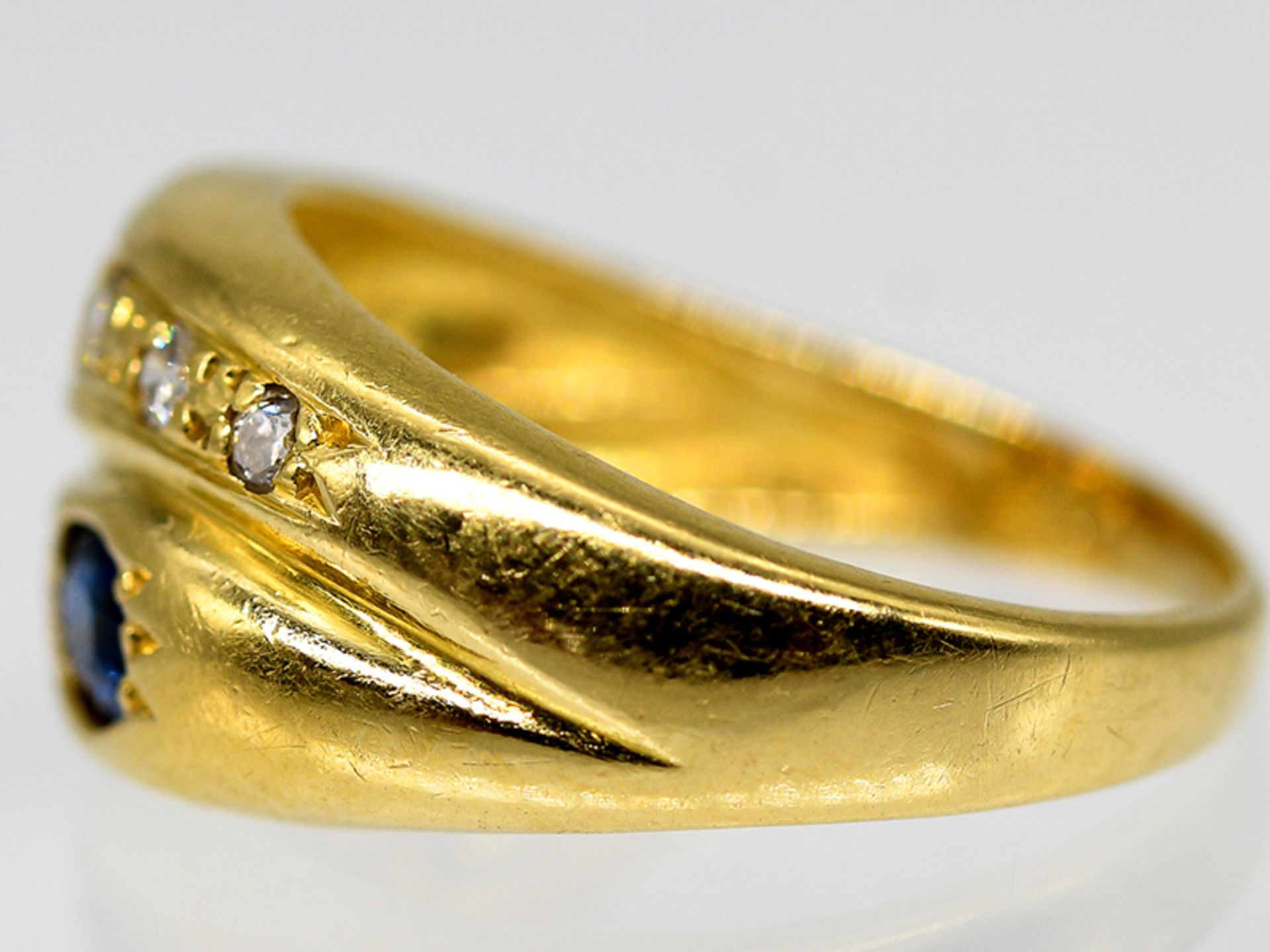 Bandring mit Saphir, Rubin und 6 kleinen Diamanten, zus. ca. 0,06 ct, 90-er Jahre. - Bild 3 aus 4