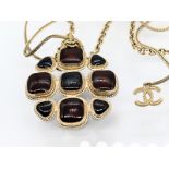 Chanel-Kette und Anhänger mit dunkelrotem und schwarzem Lack, 20. Jh.