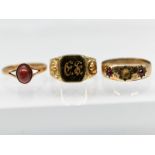 3 verschiedene Ringe, u.a. mit Granat-Cabochon, um 1900.