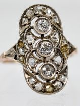 Ring mit 18 Diamantrosen und 3 Altschliff-Diamanten, zus. ca. 0,45 ct, um 1900.