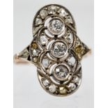 Ring mit 18 Diamantrosen und 3 Altschliff-Diamanten, zus. ca. 0,45 ct, um 1900.