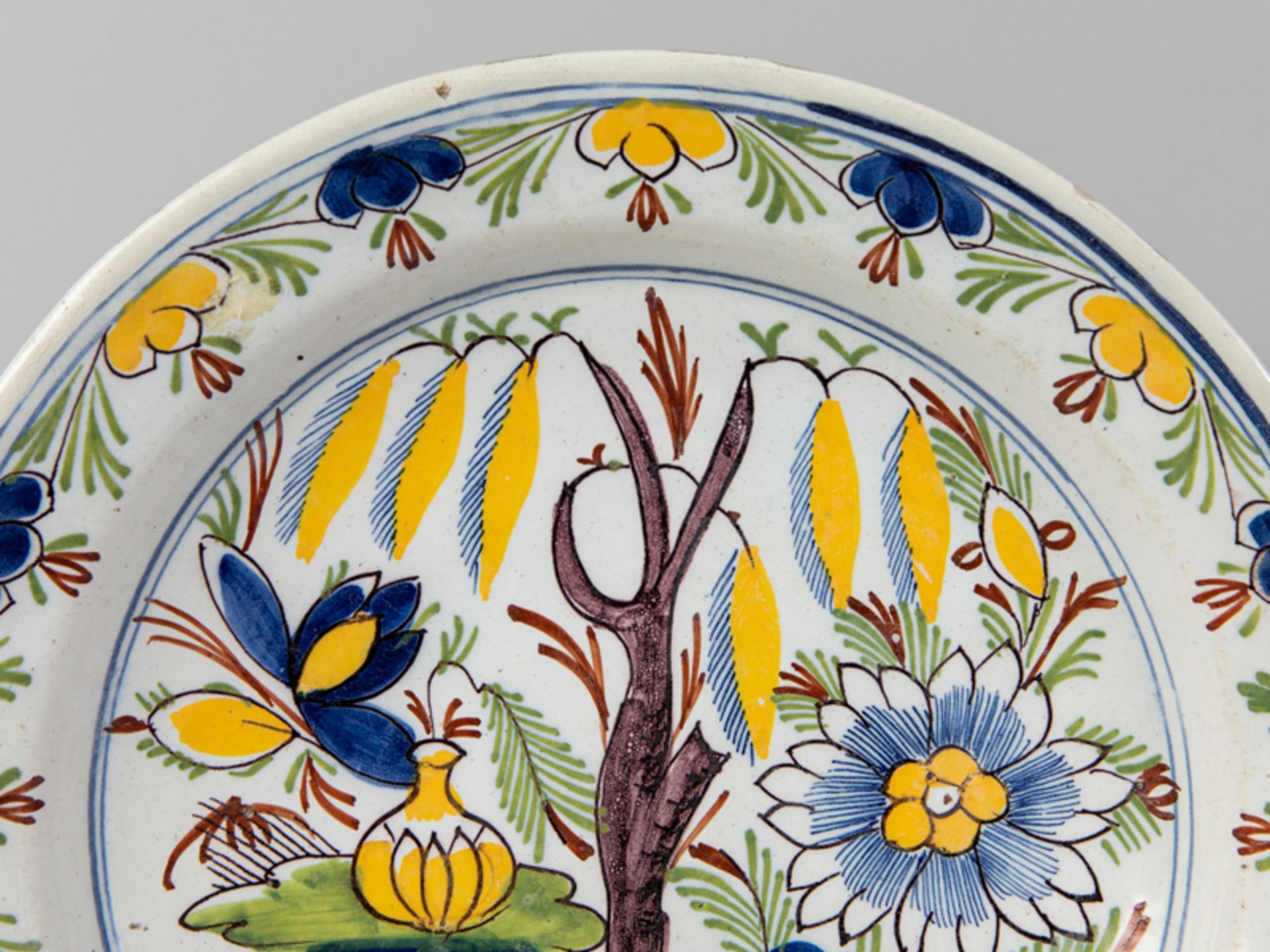 Großer Fayence-Teller mit farbiger Blumen- u. Gartenmalerei, wohl Delft, 2. Hälfte 18. Jh. - Image 2 of 3